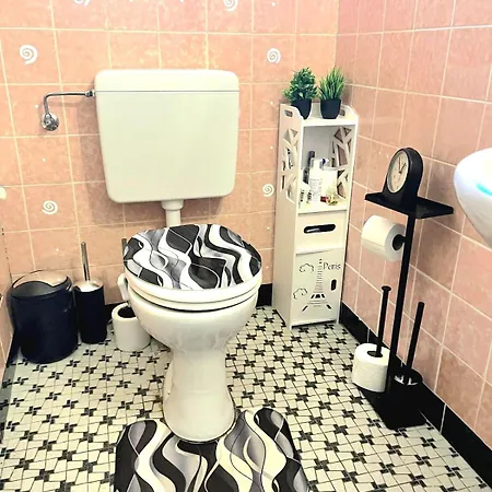 Private Bedroom, Living And Bathroom In A Shared In The Heart Of Pansiyon Gelsenkirchen
